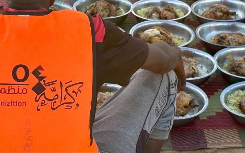 متطوّع من منظمة كرامة يجهّز وجبات ضمن تكية كرامة لنازحي دارفور بمعسكر العفاض