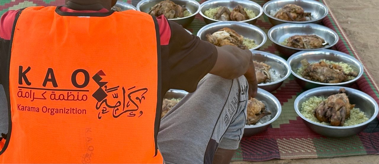 متطوّع من منظمة كرامة يجهّز وجبات ضمن تكية كرامة لنازحي دارفور بمعسكر العفاض